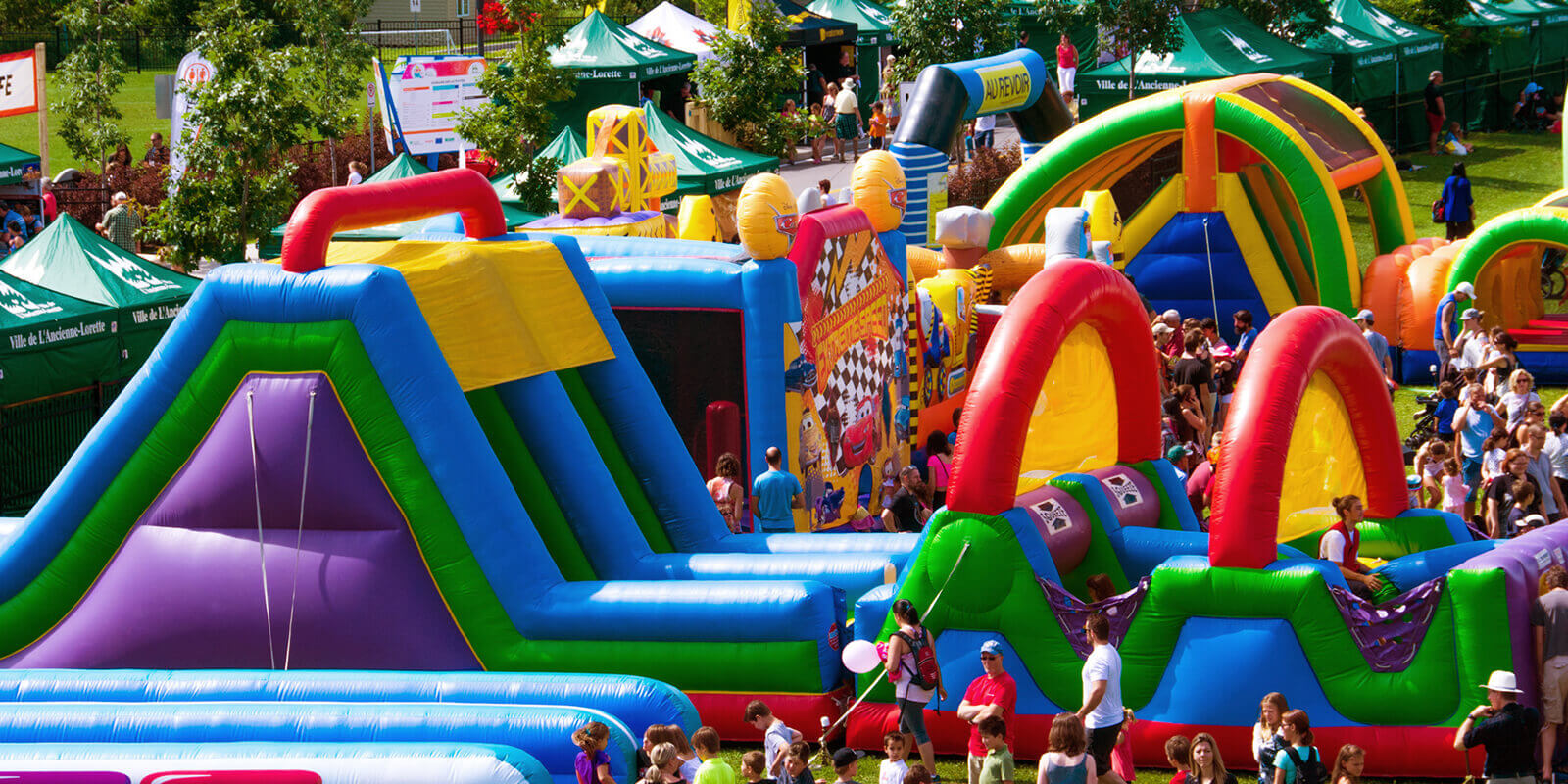 Aire de jeux gonflable combinado avec deux zones de jeux, modules